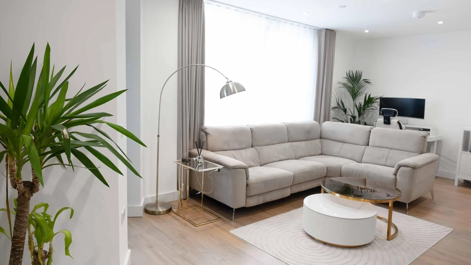 Luxury One Bedroom Apartment Near Canary Wharf With Gym London