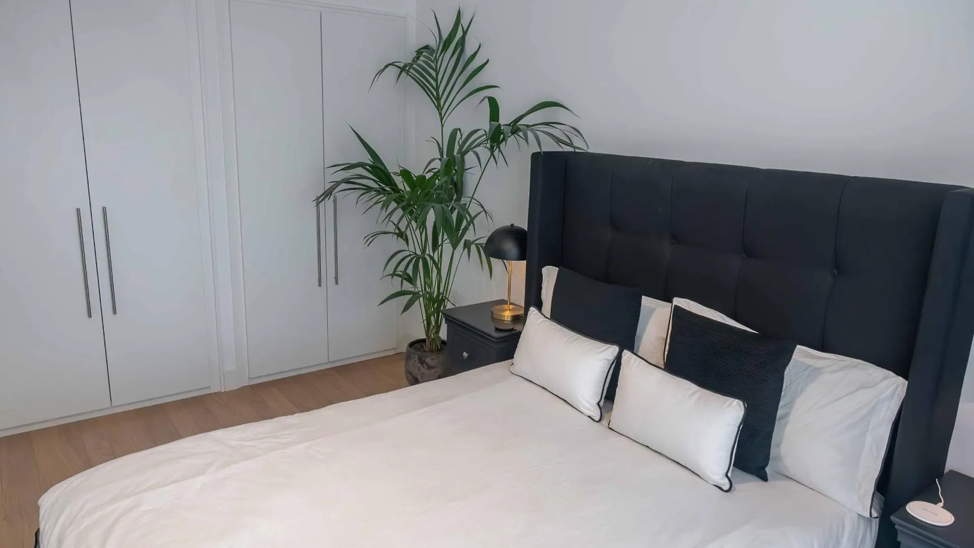 Luxury One Bedroom Apartment Near Canary Wharf With Gym London